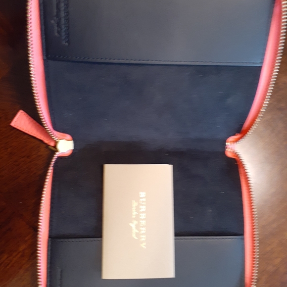 Burberry Passport holder - Picture 4 of 6